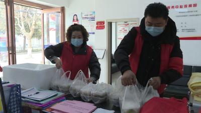 【党旗在防疫一线飘扬】众志成城抗疫情  爱心盒饭暖人心