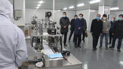 张学林调研我市首个口罩生产企业