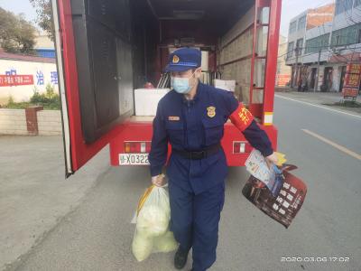老河口“119”志愿服务队为福利院赠送新鲜蔬果