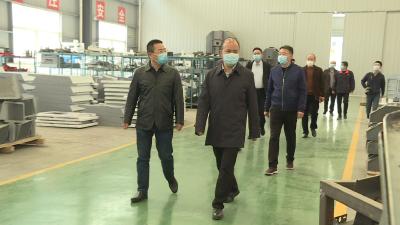 张学林检查复工复产、脱贫攻坚和美丽乡村建设工作