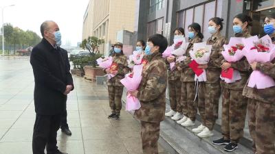 张学林“三八”节慰问一线女医护人员