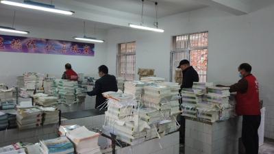 教师变身“快递员”为学生送书上门
