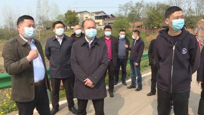 张学林到洪山嘴镇调研脱贫攻坚和美丽乡村建设