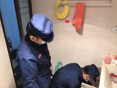 家里“水漫金山”电话告急  消防队员变身“水电工”上门服务
