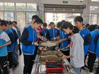洪山嘴镇中学自主自助快乐就餐