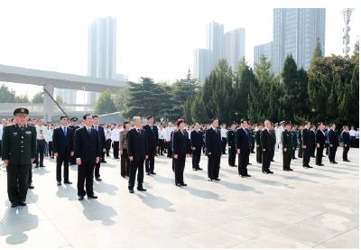 追思革命先烈，传承红色基因！应勇等向英雄烈士敬献花篮并瞻仰烈士纪念碑