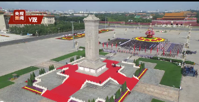 习近平等党和国家领导人向人民英雄敬献花篮