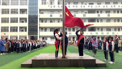 老河口：举行入队仪式  接受心灵洗礼