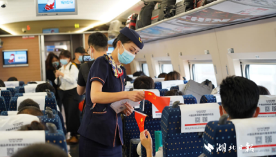 坐着高铁看中国 | 国庆遇上中秋，高铁上遇见你