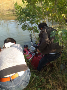 暖心！三轮车落水 老河口警民同心齐救援