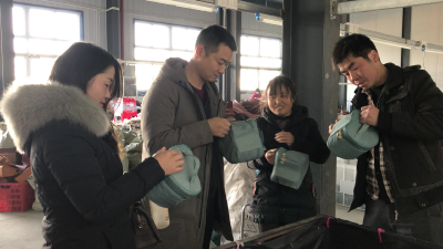 张集镇：扶贫车间“小箱包” 鼓起村民钱袋子