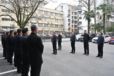 冯玉强郭章新春节假日后看望机关干部职工