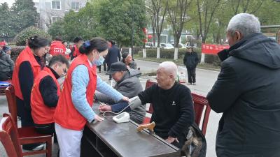 传承雷锋精神 情暖福利院老人