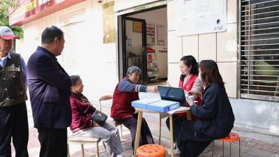 小东门社区：暖心代办公交卡 服务群众“零距离”