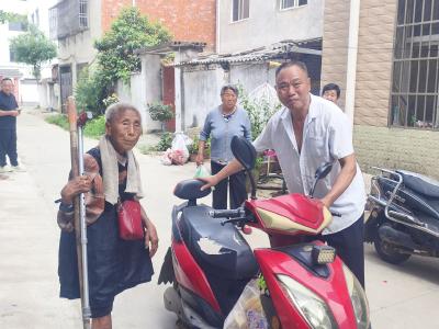 城东社区暖心接力助八旬走失老人平安归家 