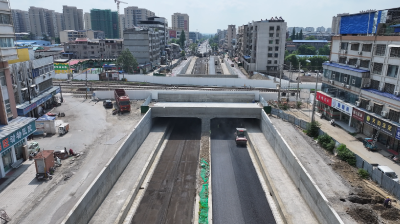 东启街平改立工程开始铺设沥青