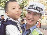开学季 交警为孩子们“开路”