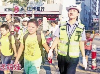 开学季 交警为孩子们“开路”