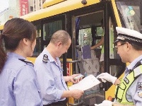 开学季 交警为孩子们“开路”
