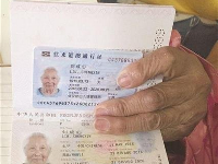 百岁老人出国游 30余子女孙辈陪同