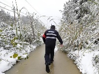 襄阳铁路巡护员 雪中守卫交通大动脉