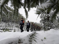 襄阳铁路巡护员 雪中守卫交通大动脉