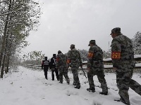 襄阳铁路巡护员 雪中守卫交通大动脉