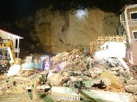 南漳酒店背后突发山体滑坡 房屋被埋