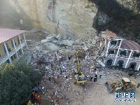 南漳酒店背后突发山体滑坡 房屋被埋