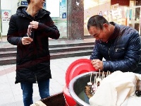 河南小哥在襄阳卖竹筒粽子，守候十几个小时收入仅几十元依然开心