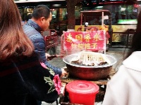 河南小哥在襄阳卖竹筒粽子，守候十几个小时收入仅几十元依然开心
