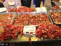 襄阳商家推出18米长龙虾宴 300斤小龙虾被食客一扫而光