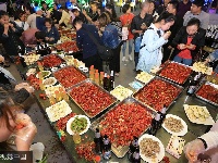 襄阳商家推出18米长龙虾宴 300斤小龙虾被食客一扫而光