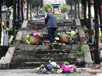 公墓祭扫垃圾堆积如山 “爷爷保洁员”每天背4000斤下山
