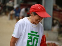 襄阳六旬老太太清扫菜场，高温下每天工作10个小时，不要一分钱