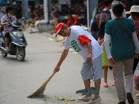 襄阳六旬老太太清扫菜场，高温下每天工作10个小时，不要一分钱