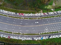 【航拍】唐城景区自驾游爆满 公路两边成“停车场”