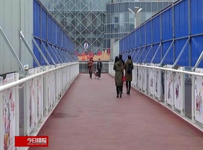 【V视】天桥违规架设广告牌给市民添堵
