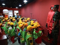 襄阳消防蜀黍带娃娃过不一样的“六一”