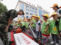 襄阳消防蜀黍带娃娃过不一样的“六一”