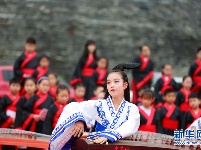 襄阳：百名学子盛装祭拜迎端午