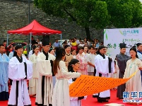 襄阳：百名学子盛装祭拜迎端午