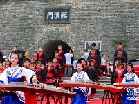 襄阳：百名学子盛装祭拜迎端午