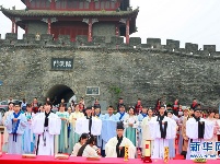 襄阳：百名学子盛装祭拜迎端午