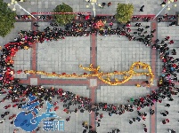 保康县举办“传承民俗 欢乐元宵”民俗展演活动