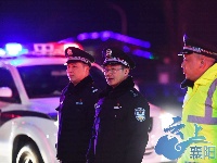襄阳保康警方雪夜护送滞留车辆3100余台