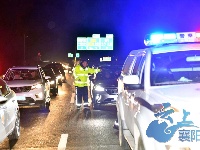 襄阳保康警方雪夜护送滞留车辆3100余台