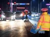 襄阳保康警方雪夜护送滞留车辆3100余台