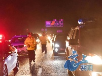 襄阳保康警方雪夜护送滞留车辆3100余台