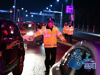 襄阳保康警方雪夜护送滞留车辆3100余台